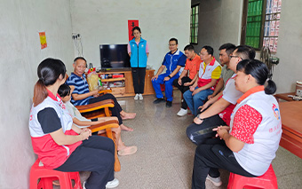 肇庆港项目部“蓝马甲”志愿者送温暖